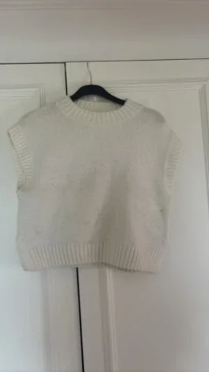 Vit stickad väst från Gina Tricot