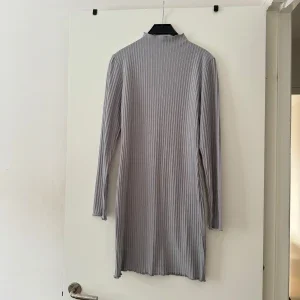 Grå ribbad klänning från Boohoo