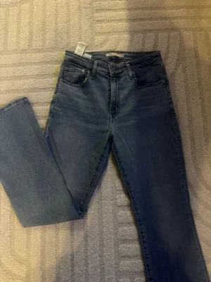 Levi's 725 High Rise Bootcut Jeans