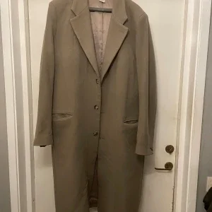 Beige kappa från HOPE Stockholm