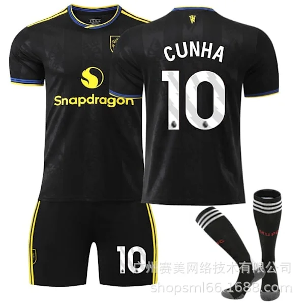 2025-2026 Manchester United Tredje Barn Fotbollströja Kit Nr.10 Cunha Ungdoms Fotbollsuniform Svart Tröja Shorts Strumpor Set Storlek 22