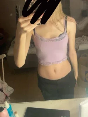 Ljuslila spetslinne crop top