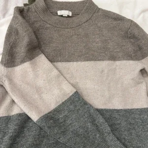 Grå och beige randig tröja