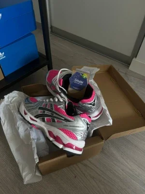 Asics Gel-kayano 14 neon rosa