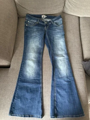 Blå utsvängda jeans från 157