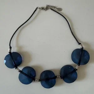 Blått halsband med stora runda pärlor