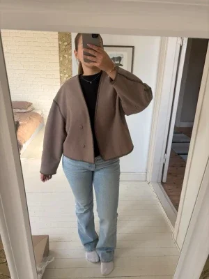 Beige ull jacka med sömmar