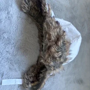 Vit pälsfodrad vinterhatt KappAhl