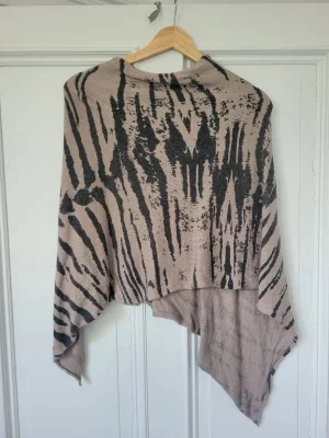 Beige poncho med zebramönster