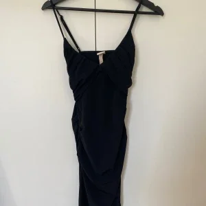 Svart midiklänning med slits från H&M
