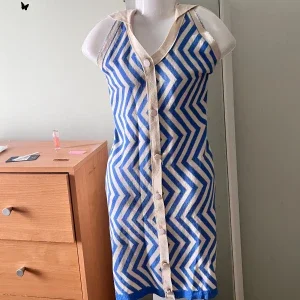 Blå och vit klänning med zigzag-mönster