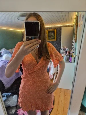 Orange omlottklänning från Kookai
