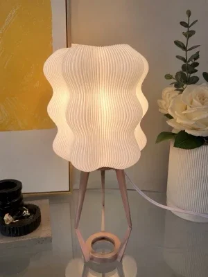Modern bordslampa med vågig skärm