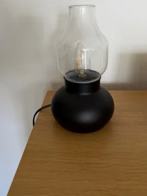 Svart bordslampa med glaskupa