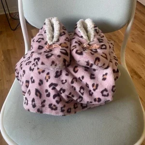 Rosa morgonrock med leopardmönster och matchande tofflor