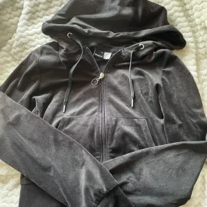 Svart hoodie i velour från Gina Tricot