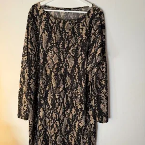 Beige och svart klänning Ilse Jacobsen