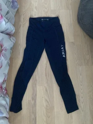Marinblå ridtights från Ariat