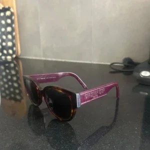 Mörklila solglasögon från Christian Dior