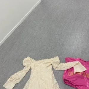 Beige blommig klänning från Boohoo