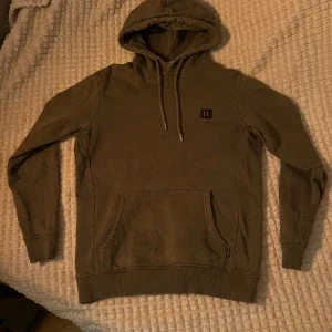 Mörkgrön Les Deux hoodie