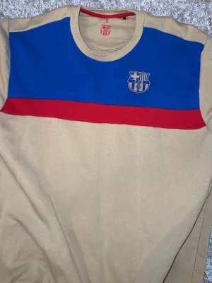 Beige FC Barcelona tröja med blått