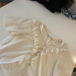 Beige blus med volang från Zara
