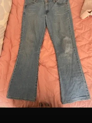 Blå lågmidjade bootcut jeans i klassisk modell från Levis