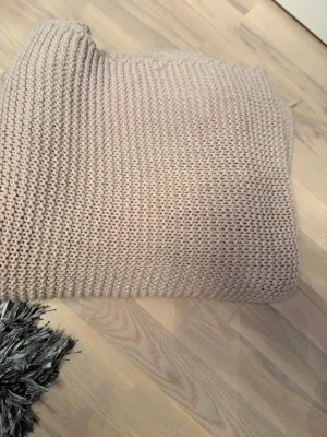 Beige stickad filt storlek 150, 200