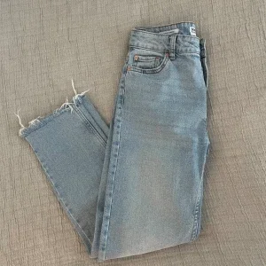 Bershka Straight Cropped Jeans