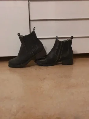 Skor . Fodrade vinterskor/ stövlar / boots storlek 39