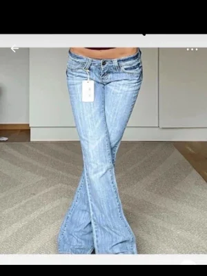 Ljusblå bootcut jeans från cross jeans