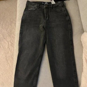 Svarta mom jeans från Hollister