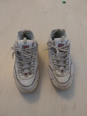 Vita sneakers från Fila