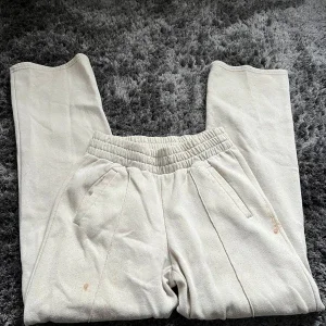 Beige mjukisbyxor