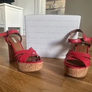 Röda sandaler med korkklack från Calvin Klein