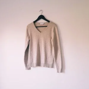 Beige stickad v-ringad tröja från Vila strl M
