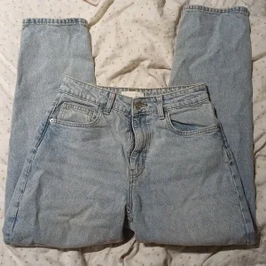Ljusblå High Waist Mom Jeans från H&M
