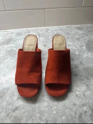 Rostbruna slip-in sandaler i mocka