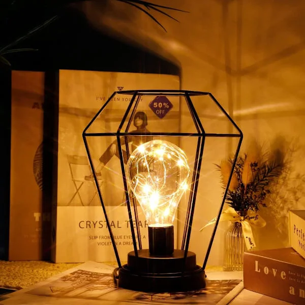 Batteridrevet diamantbordlampe, 21 cm høyt bur trådløs lampe dekor hengende trådløs lampe nattbordslampe for bord hjem balkong soverom bryllup