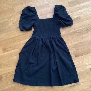 Svart puffärm klänning från H&M