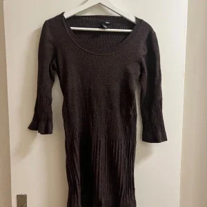 Brun stickad klänning från H&M