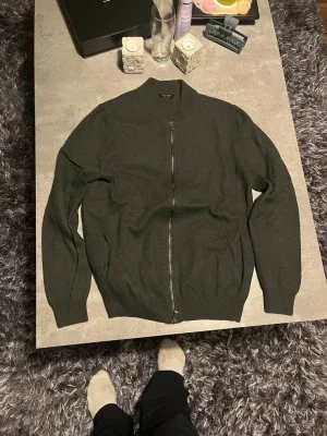 Svart kofta med dragkedja Massimo Dutti