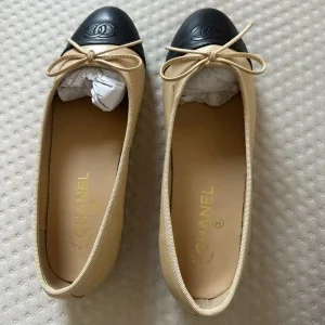 Chanel ballerinaskor beige & svart skinn