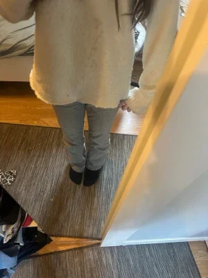 Grå low waist bootcut jeans från Gina tricot