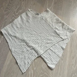 Vit stickad poncho från Hampton Republic