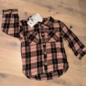 Rutig rosa skjorta med knappar H&M rosa, svart, brun skjorta, storlek 68