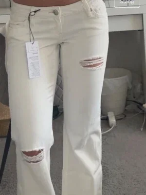 Vita raka jeans med slitningar
