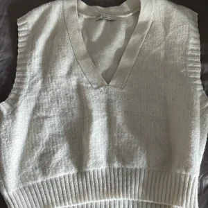 Vit stickad väst från Gina Tricot