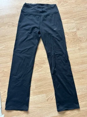 Svarta vida leggings från Röhnisch